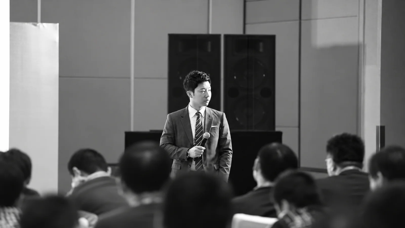 참석자 앞에서 발표하는 해외사업 세미나 연사